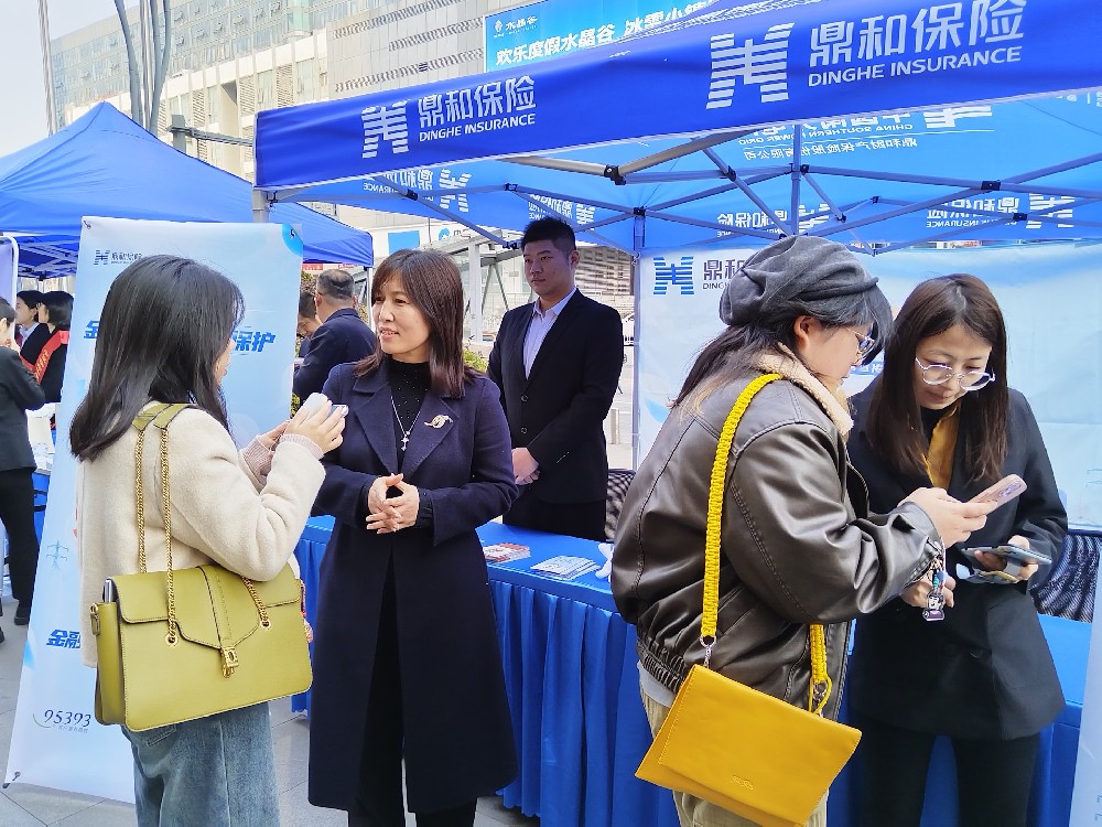 湖北分公司总经理与市民热切交流.jpg